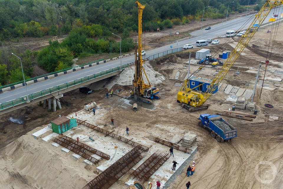 Вдоль ериков вколачивают сваи: в Волгоградской области строят новый мост