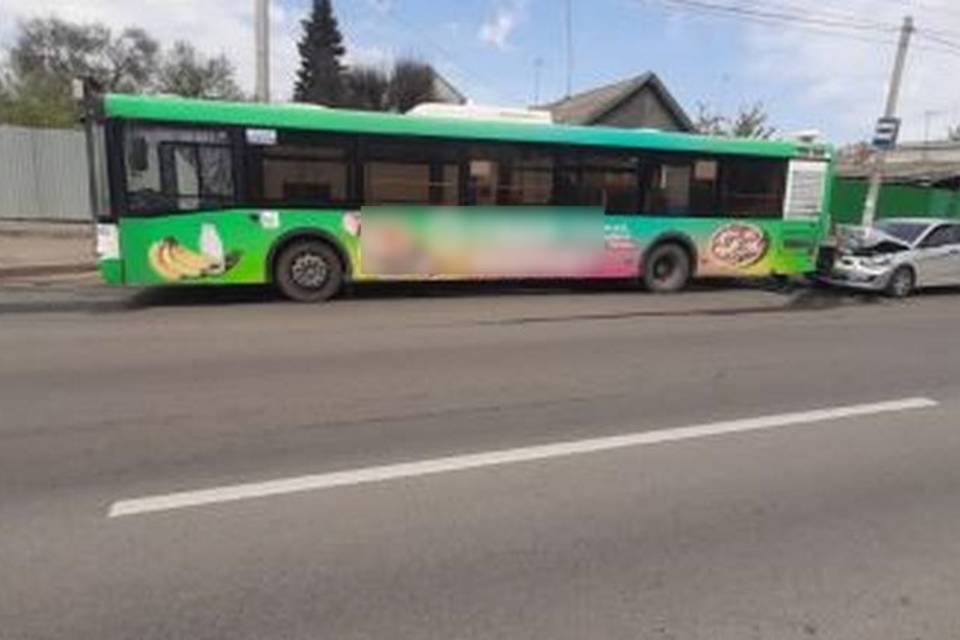 Иномарка протаранила стоявший на остановке автобус в Волгограде