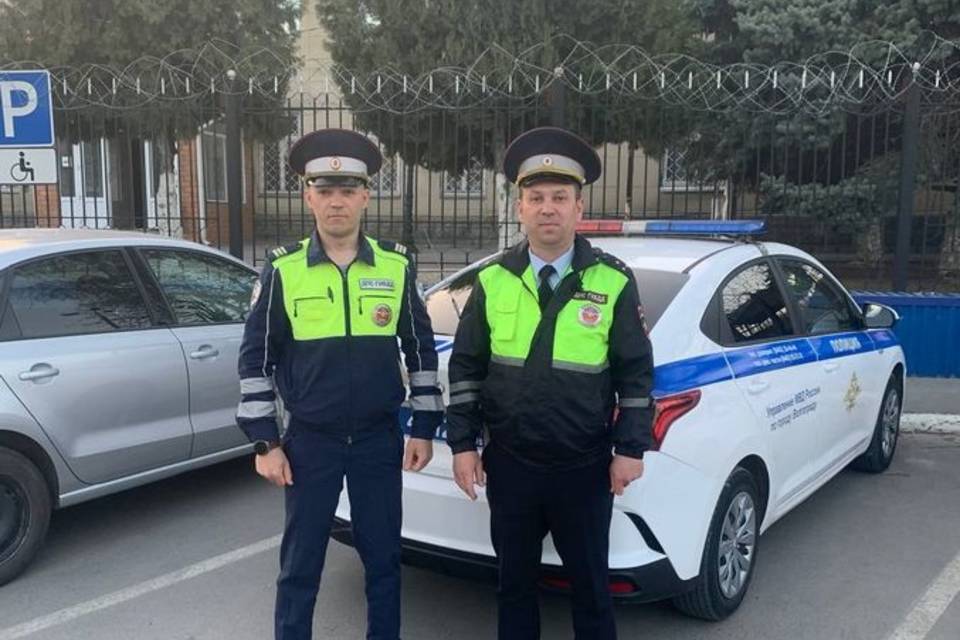 Инспекторы ГАИ спасли жизнь пассажиру автобуса в Волгограде