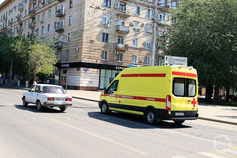BMW протаранила «Ладу» и скрылась с места ДТП в Волгограде