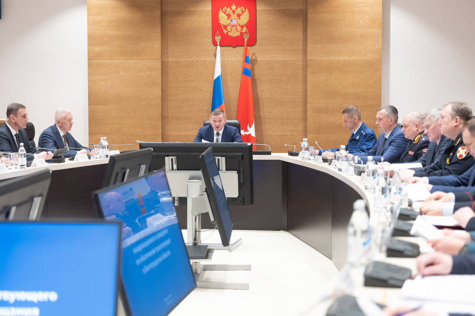 Губернатор Бочаров проводит совещание по обеспечению правопорядка на майских праздниках