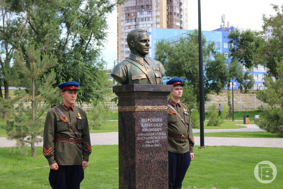 В Волгограде открыли памятник чекисту Александру Воронину: смотрим фото и видео с мероприятия