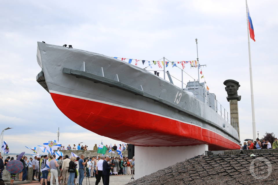 Волгоградцы почтили память защитников Отечества в день ВМФ