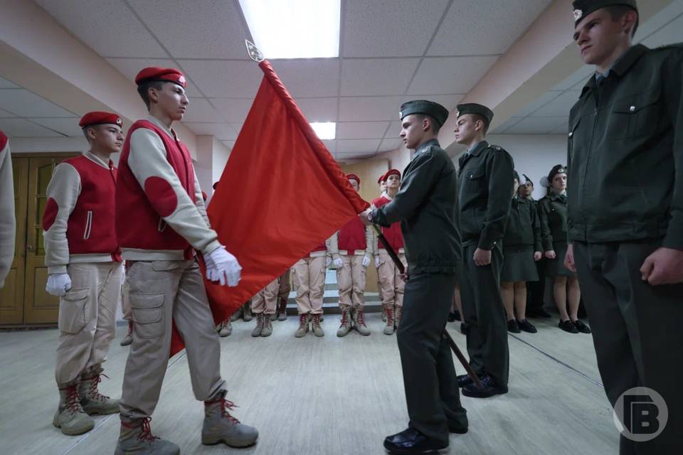 Копию Знамени Победы передали юнармейцы постовцам в Волгограде